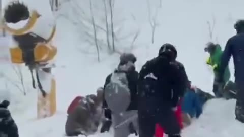 Valanga travolge bambina recuperata dopo breve tempo dagli sciatori