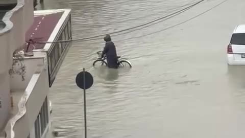 Berisha nxjerr pamjet nga përmbytjet në qytetin bregdetar