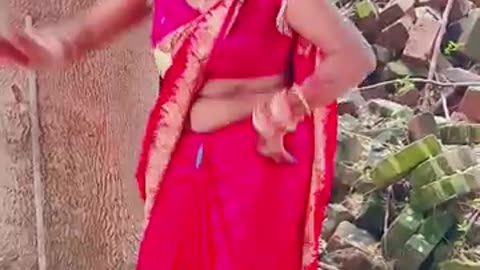 Dhuen se Khali niharat rahi hai
