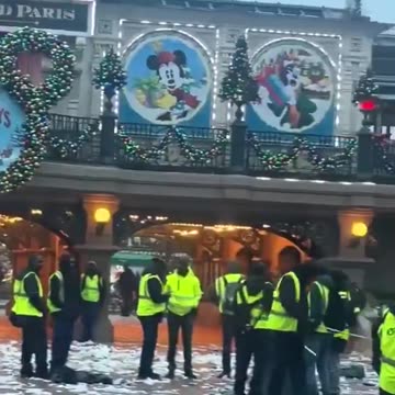 Huelga de limpieza deja a Disneyland París lleno de basura