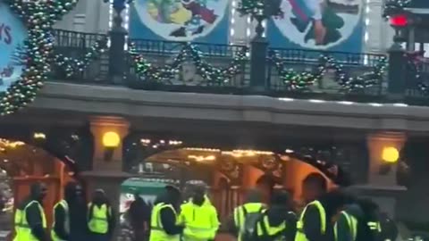 Huelga de limpieza deja a Disneyland París lleno de basura