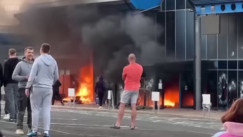 Anti-migrant riots spread in Northern Ireland as mobs attack police