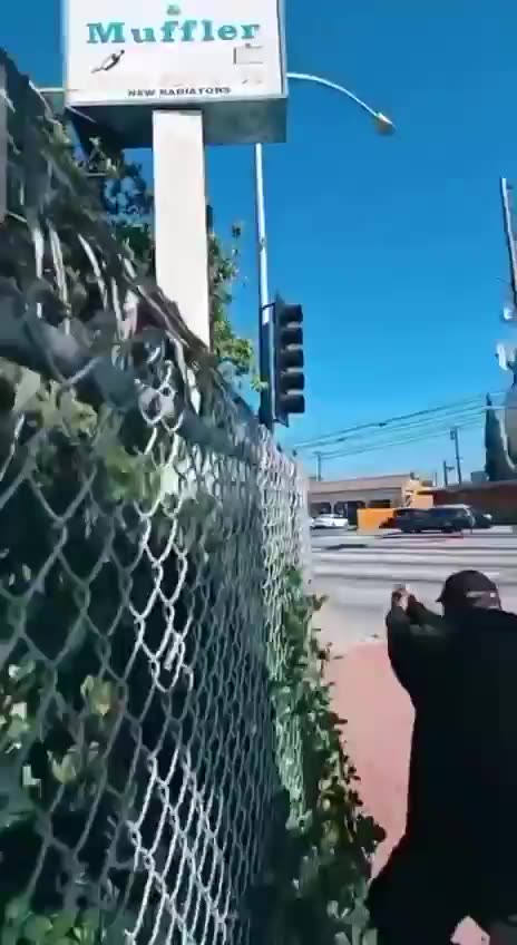 rioters now using deadly force against police in broad daylight #LosAngeles #California #Riots