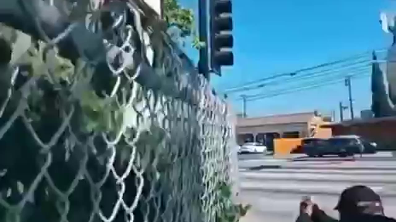 rioters now using deadly force against police in broad daylight #LosAngeles #California #Riots