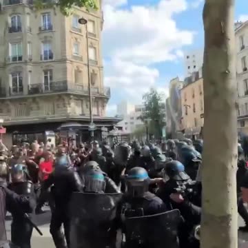 How Paris police deal with anti Jewish terrorist protestors