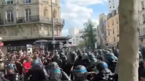 How Paris police deal with anti Jewish terrorist protestors