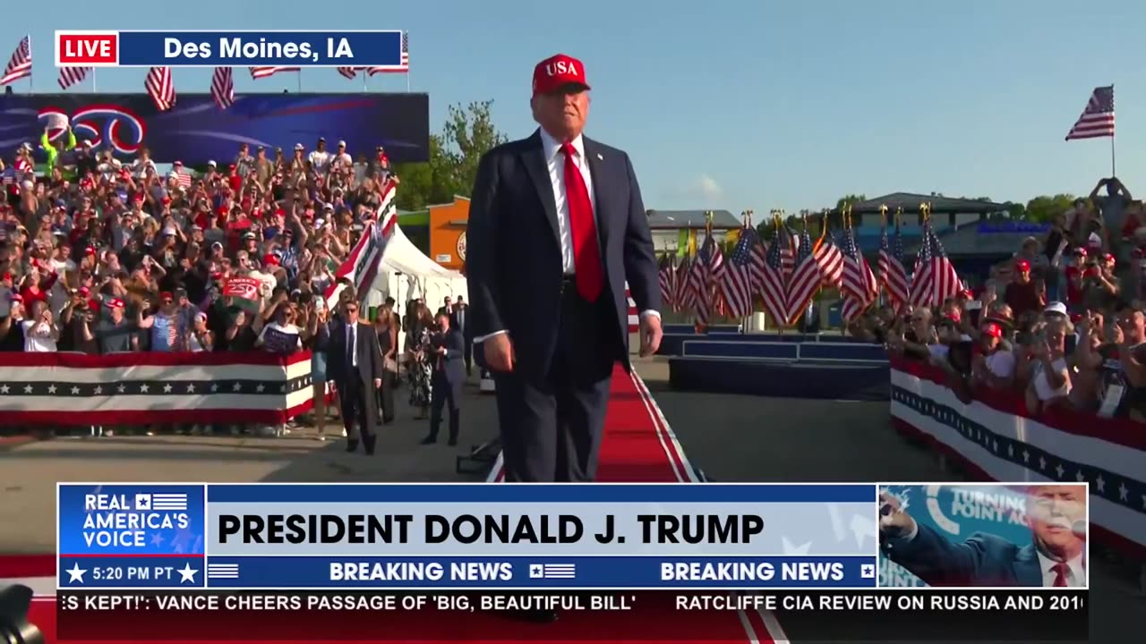 LEE GREENWOOD PERFORMS FOR POTUS IN IOWA