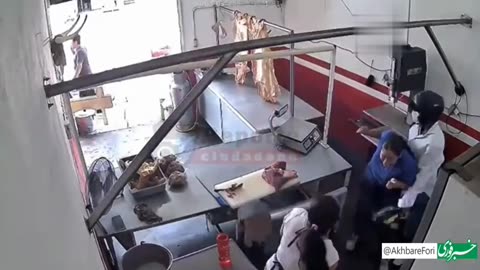 Two women cut off a thief's leg