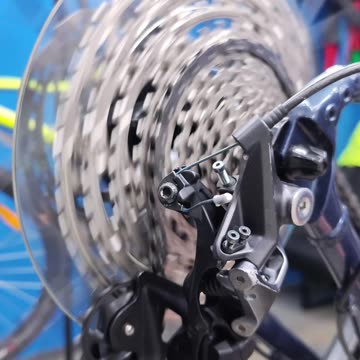How does the Shimano Deore 12s rear derailleur work