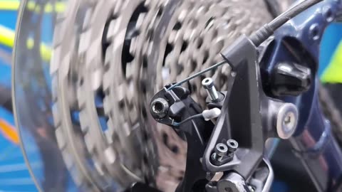 How does the Shimano Deore 12s rear derailleur work