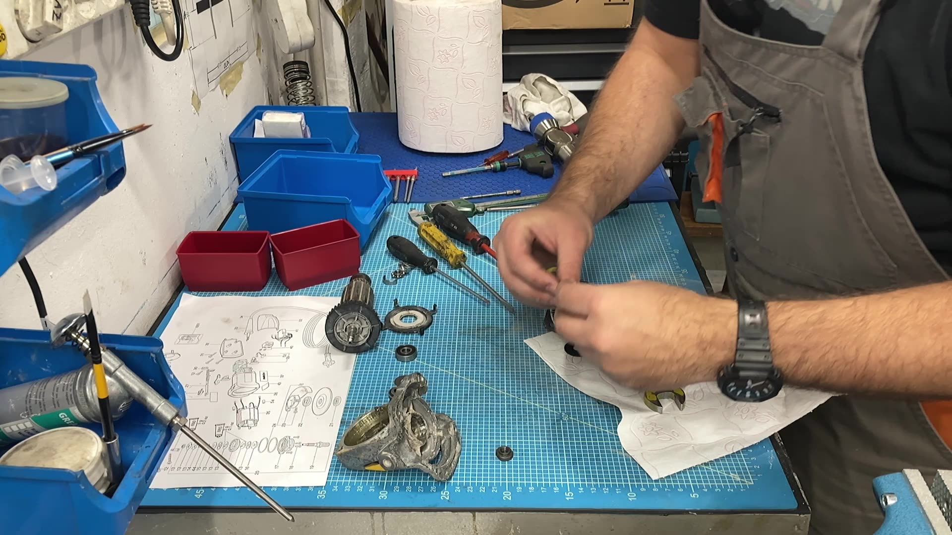 Pulling the bearings from a Metabo WE 9-125 Quick angle grinder