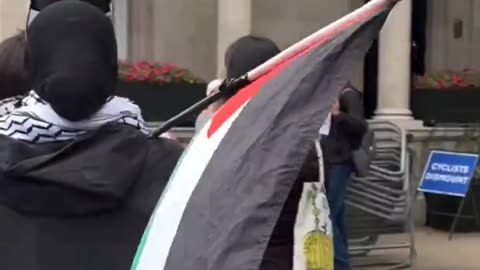 Women harass an old man and British police do nothing. Incredible.