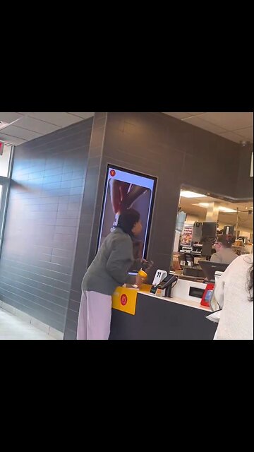 Karen throws hot coffee in face of McDonald's worker shouting "Catch that hot ass coffee"