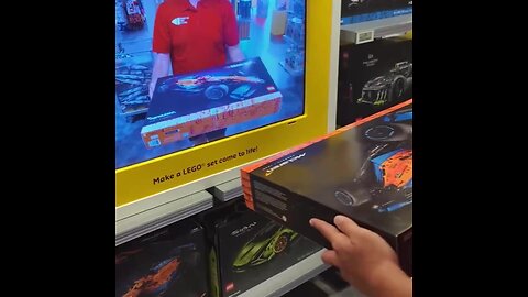 😎 A scanner in a LEGO store that uses augmented reality to show how the set is assembled.