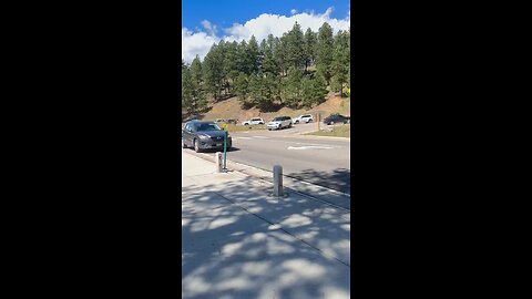 🇺🇸 Students shot at Evergreen High School in Colorado.
