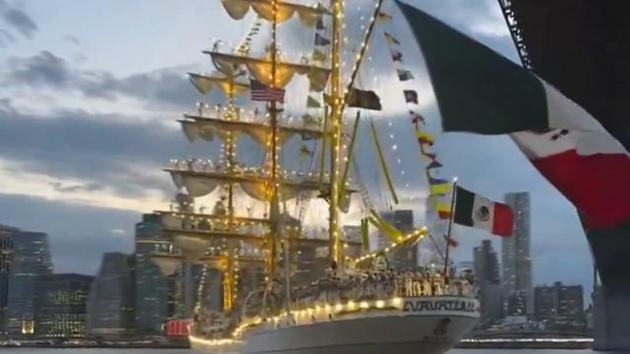 🚨 #BREAKING Massive Mexican navy ship crashes into the #Brooklyn #BRIDGE #MEXICAN #SHIP #CRASH