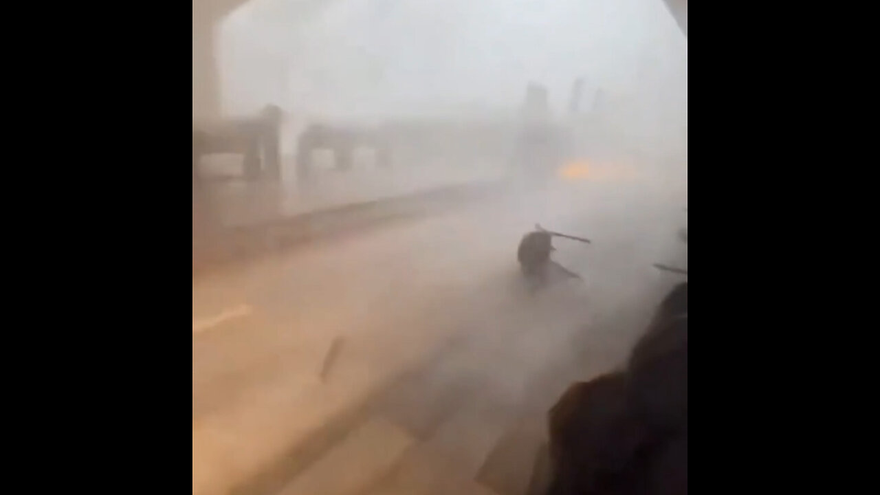 Vientos huracanados azotan Shanghái