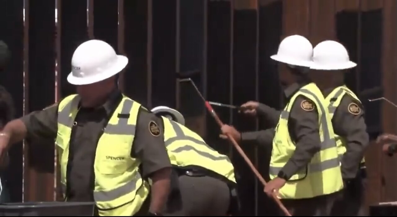 BORDER WALL PAINTED IN BLACK🎬🚧🎨👨‍🎨MAKING IT HOTTER TO CLIMB👩‍🎨🚧🚷💫