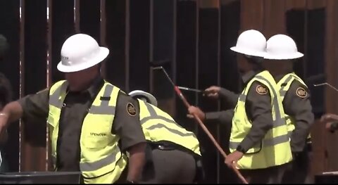 BORDER WALL PAINTED IN BLACK🎬🚧🎨👨‍🎨MAKING IT HOTTER TO CLIMB👩‍🎨🚧🚷💫