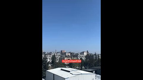 لحظة سقوط صاروخ على منزل تم استهدافه لعائلة وشاح في مخيم البريج #غزة_تحت_القصف