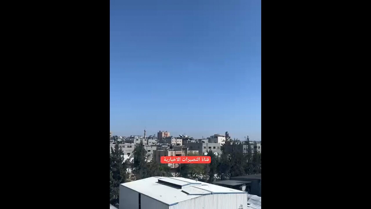 لحظة سقوط صاروخ على منزل تم استهدافه لعائلة وشاح في مخيم البريج #غزة_تحت_القصف