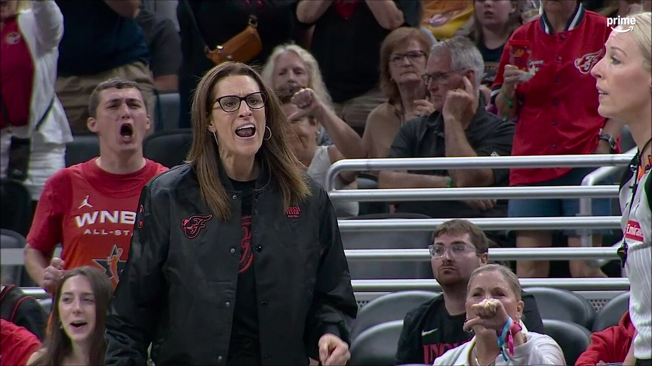 👀 "THAT'S BS!" TECH on Coach Stephanie White after no-call | Indiana Fever WNBA women's basketball