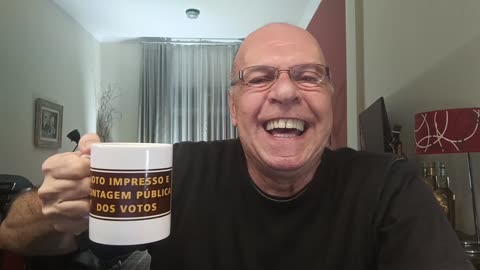 Gonet perde a gona, o gorro e até o rebolado com Bolsonaro