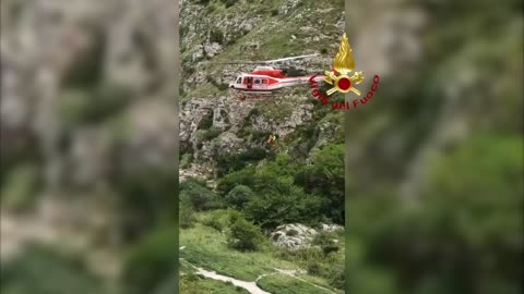 Elicottero Drago del reparto volo di Bari in soccorso a turista infortunatasi sul torrente Gravina