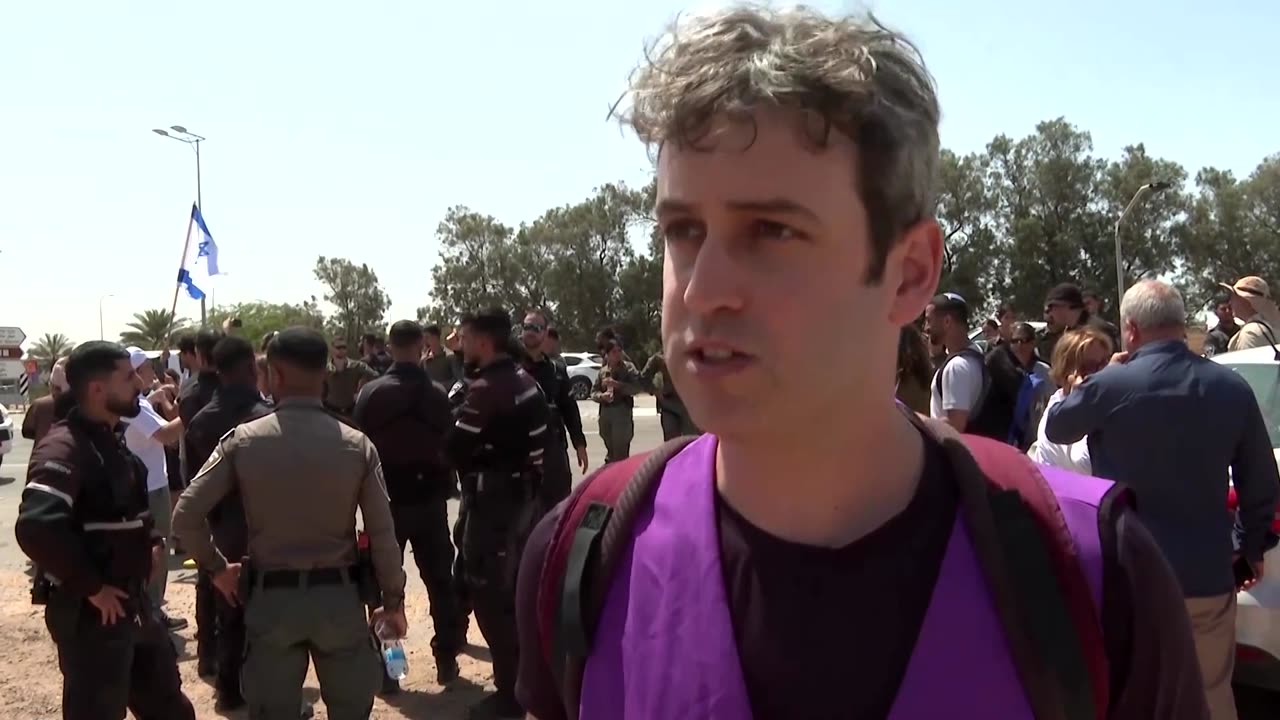 Israeli protesters attempt to block Gaza aid trucks