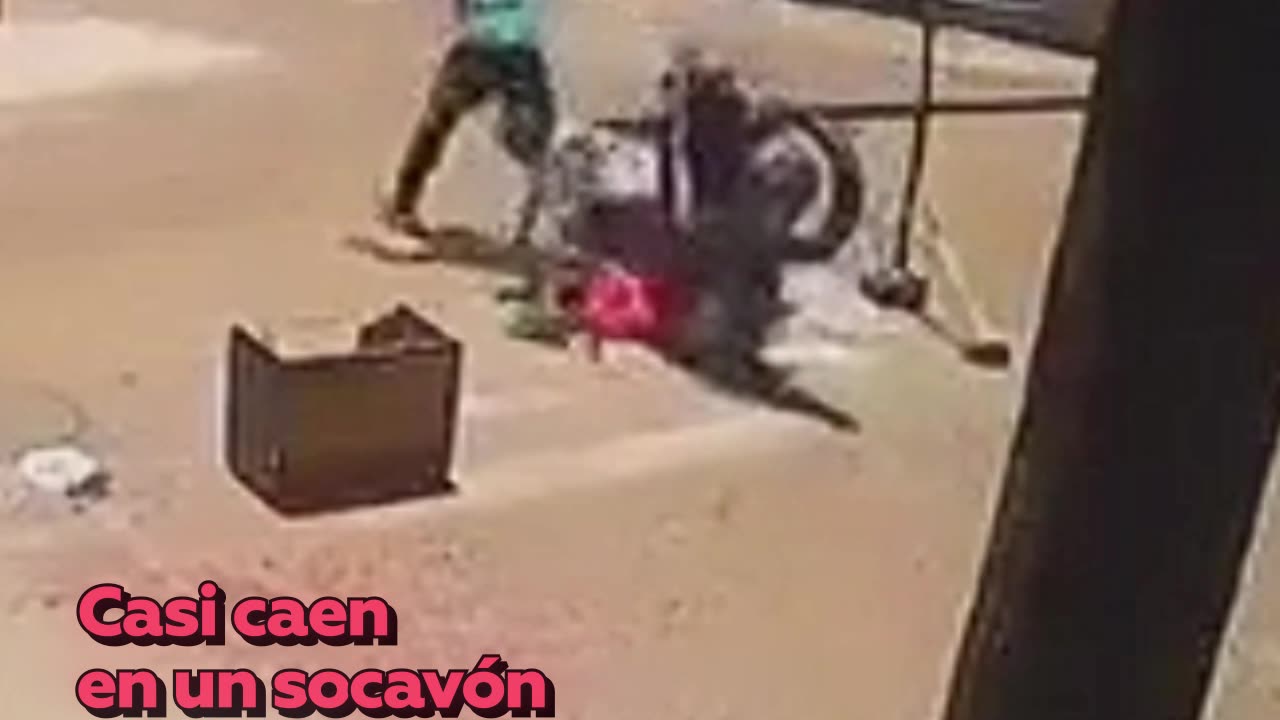 Jóvenes se salvan de caer en un socavón en Perú
