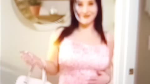 Mom dresses like daughter tok bop