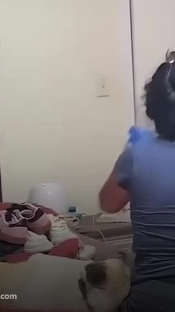 Padre arrebata zapatos a su hijo tras 'bullying' a su compañero de clase