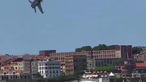 Piloto de caça faz manobra evasiva para desviar de pássaros na Espanha
