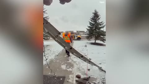 Breaking‼️Hanging Robotic Clark Griswold Prank Causes Christmas Chaos