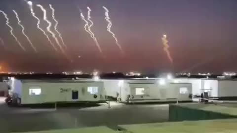 Chinese workers in Iraq captured beautiful scenes of Iran's missile attacks on Israel.