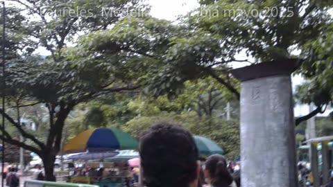 ¿LA CALLE MÁS DIVERTIDA de Medellín? 🍻 Recorriendo La Sedenta en Laureles | Colombia Vlog 2025