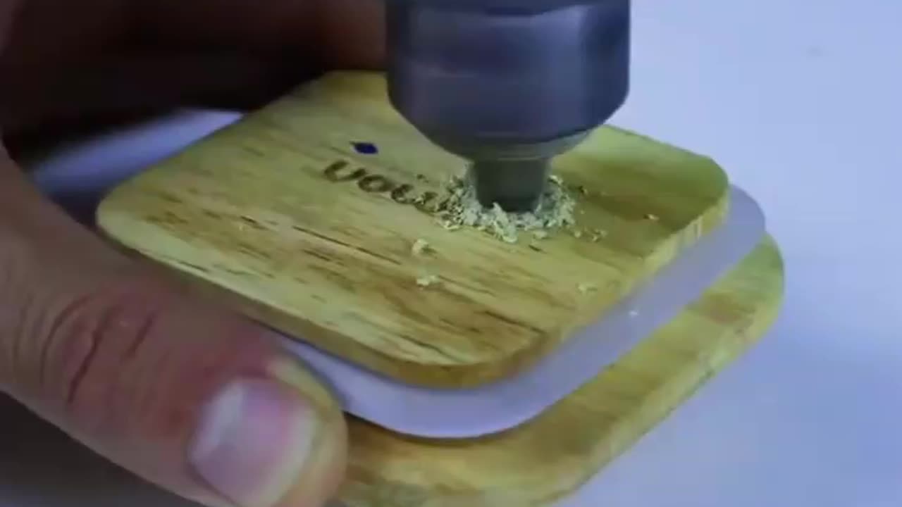 Making a simple hydrogen generator from an old battery. SHARE