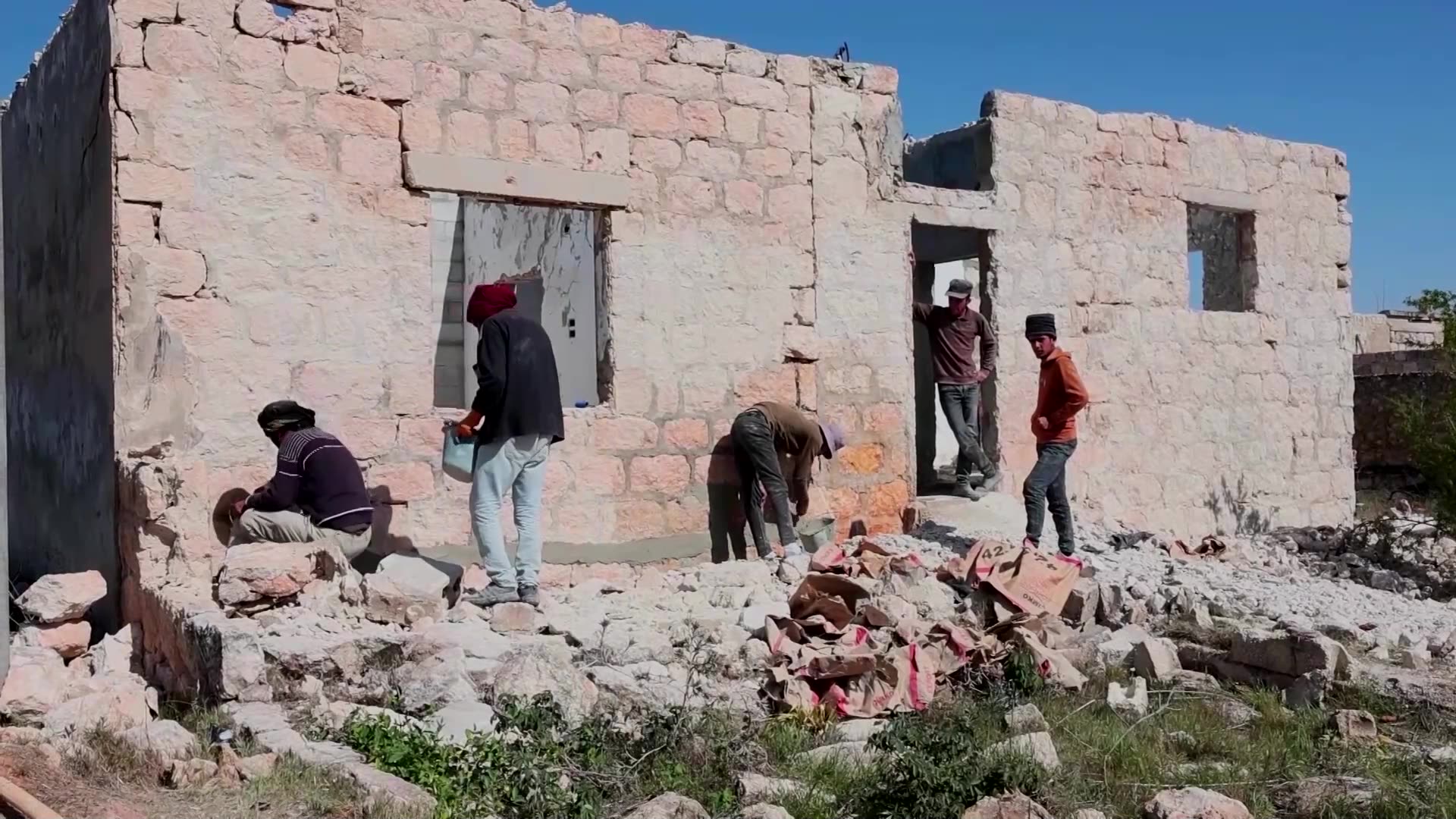 Lacking aid, Syrians do what they can to rebuild devastated Aleppo