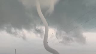Poderoso tornado en todo su esplendor hipnotiza con su movimiento