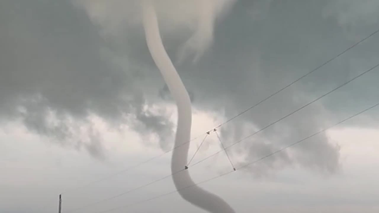 Poderoso tornado en todo su esplendor hipnotiza con su movimiento