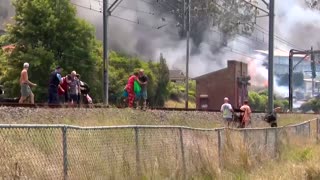 Australia bushfires destroy homes and prompt urgent evacuation