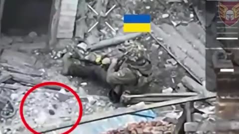 Interesting behavior of a Ukrainian soldier with a grenade