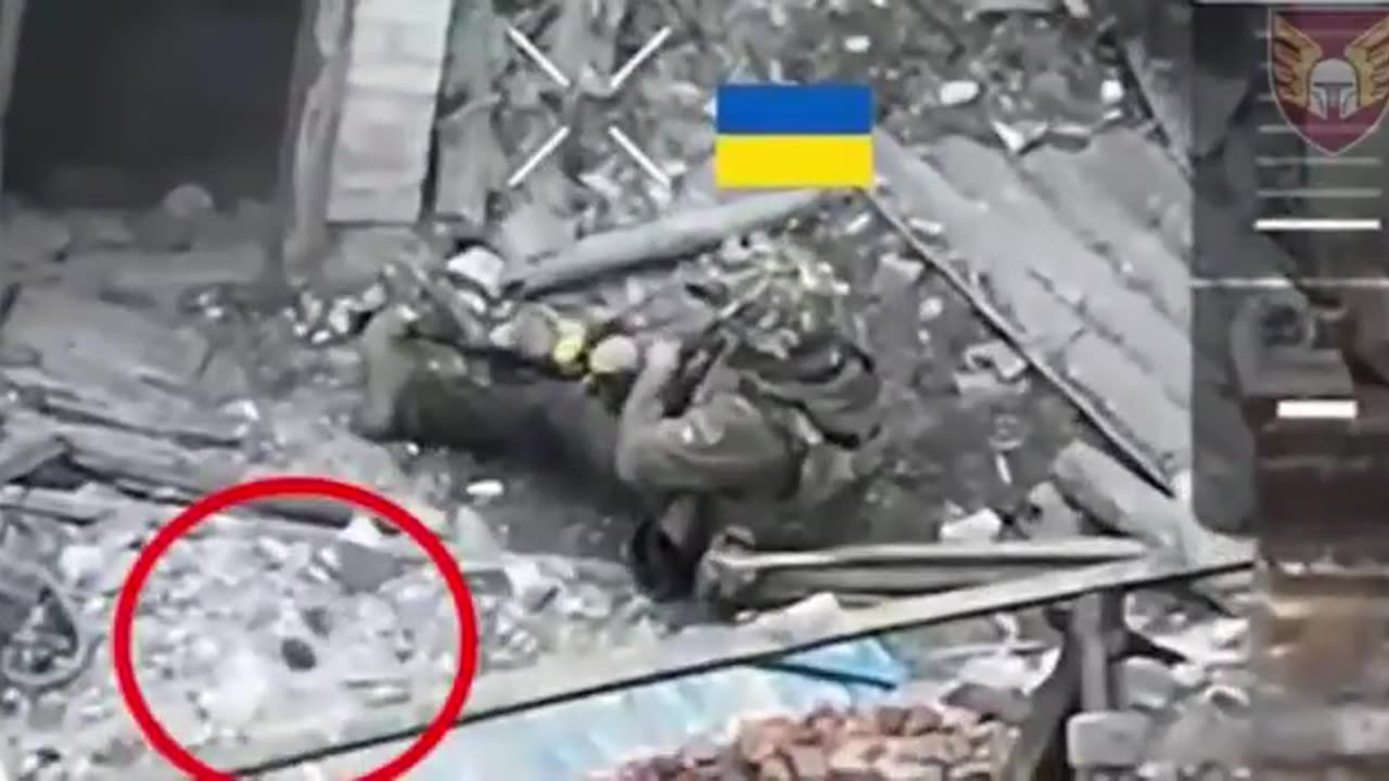 Interesting behavior of a Ukrainian soldier with a grenade