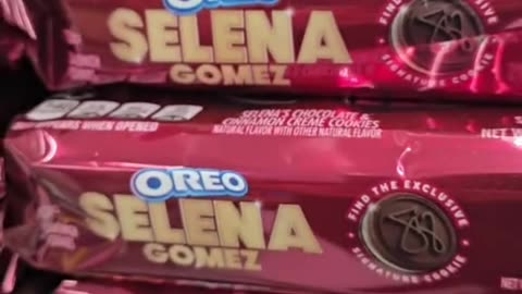 Selena Gomez OREO