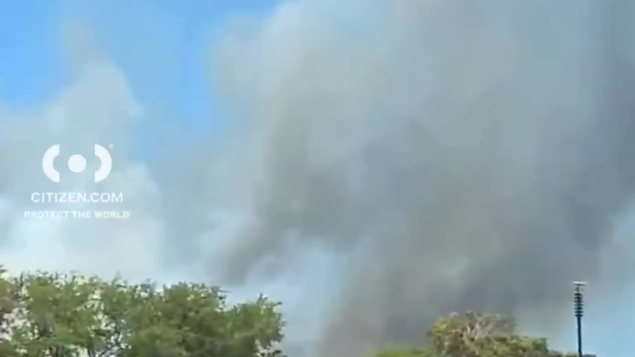 Large quick spreading brush fire in Lahaina, Hawaii