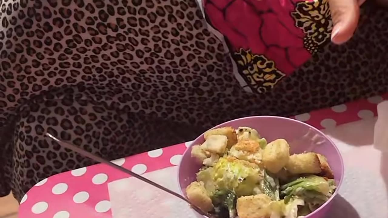 Velvet didn't look to happy, did something happen or pregnancy blues?