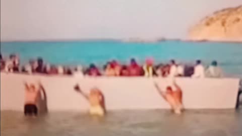 Greek patriots push migrant boat, back to sea