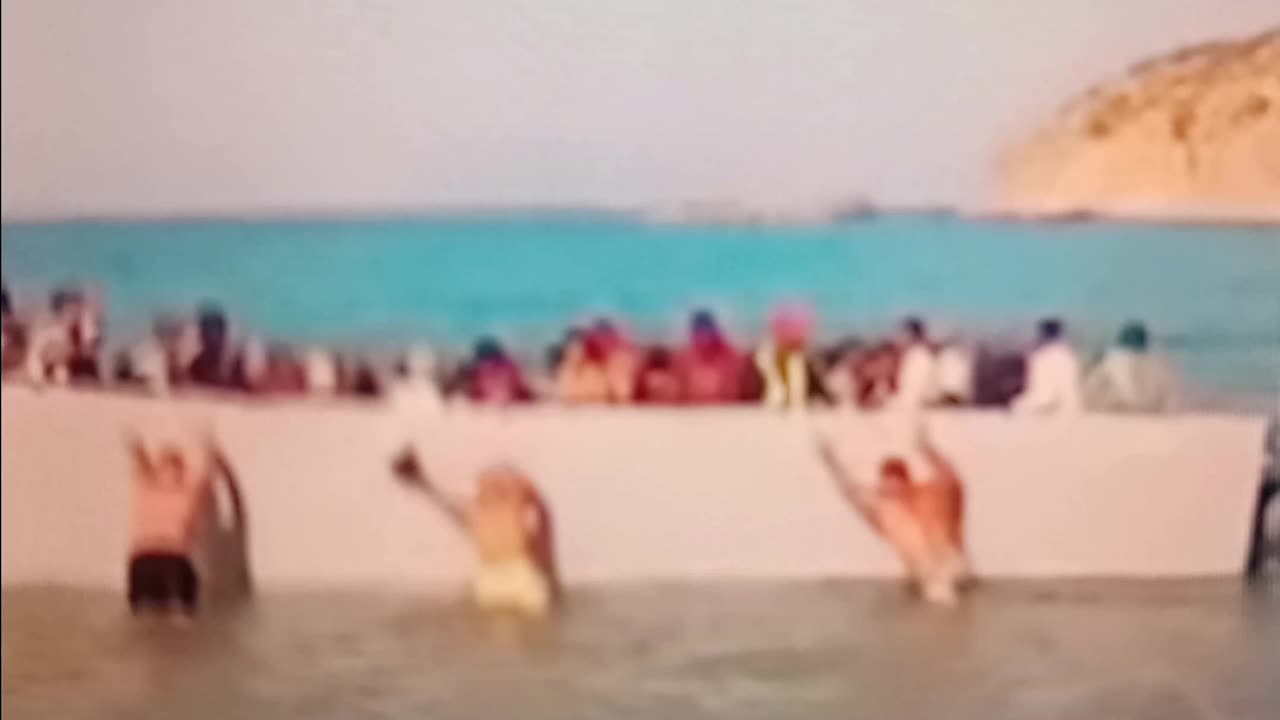 Greek patriots push migrant boat, back to sea