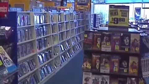 guy recorded himself walking around a Blockbuster for a movie night in 1993 and its so nostalgic