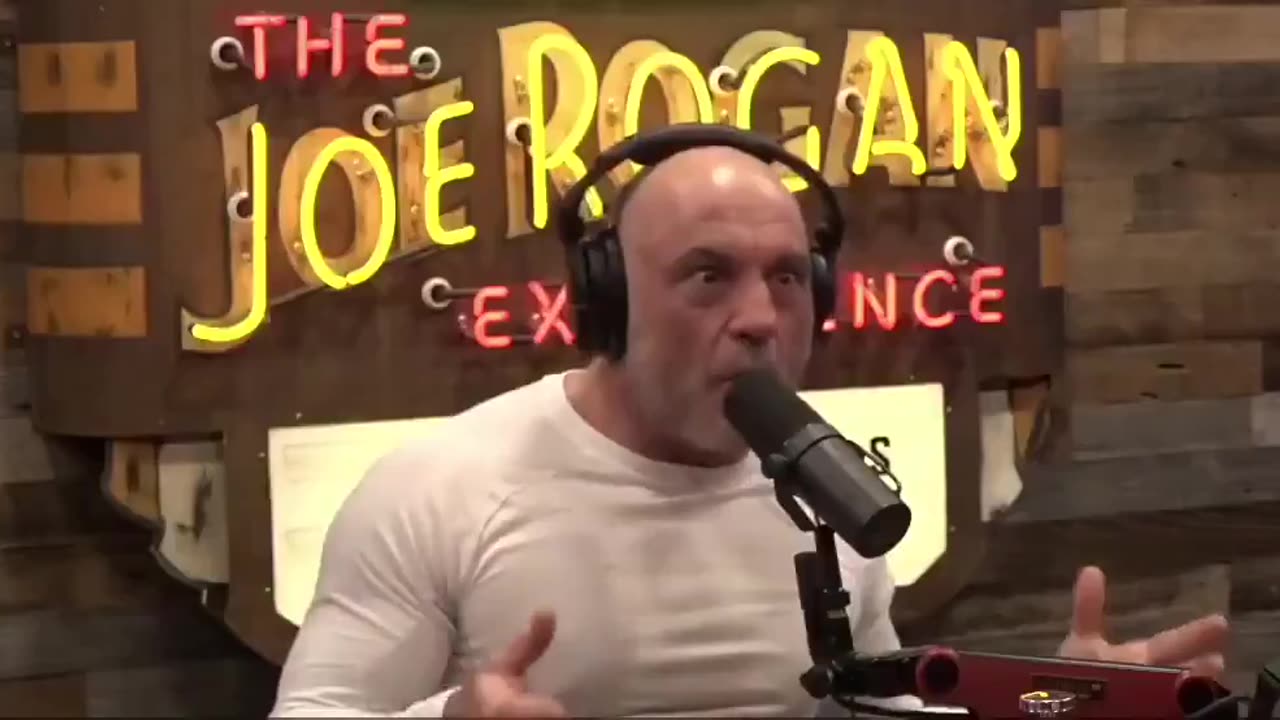 Joe Rogan: "Some people want to make decisions for all of us, like Bill Gates."